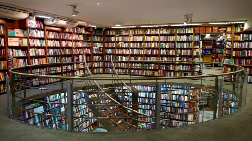 Uma livraria espera leitores. Livraria Pó de Estrelas - Divulgação