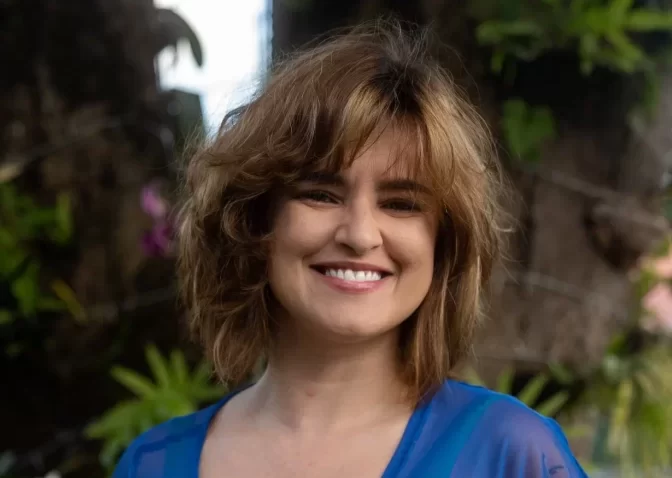 Foto da Autora Olívia Mindêlo sorrindo