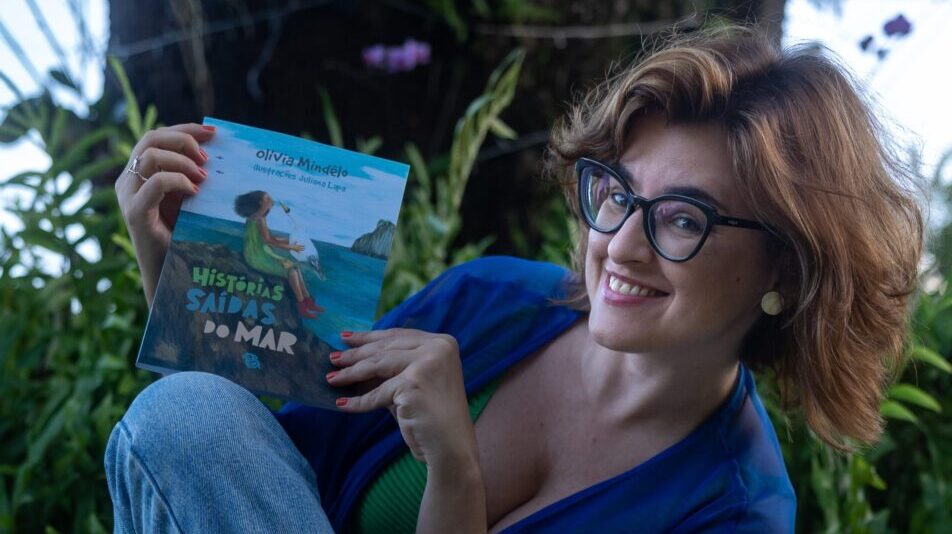 A autora Olívia Mindêlo com o seu livro Histórias Saídas do Mar.