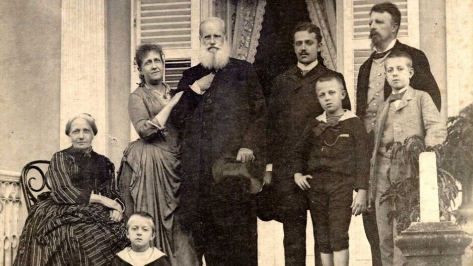 Otto Hees (1870-1940) - Argon, Maria de Fátima Moraes (org.). Text of Pedro Karp Vasquez. Família Imperial - Álbum de retratos. Petrópolis: Museu Imperial, 2002 (plus CD-ROM) Dom Pedro II, Imperador do Brasil e a família imperial fotografada por Otto Hees. Legenda: Da esquerda para a direita: a imperatriz Dona Teresa Cristina, D. Antônio, a princesa Isabel, o imperador, D. Pedro Augusto (filho da irmã da princesa Isabel, d. Leopoldina, duquesa de Saxe), D. Luís, o conde d'Eu e D. Pedro de Alcântara (príncipe do Grão-Pará).